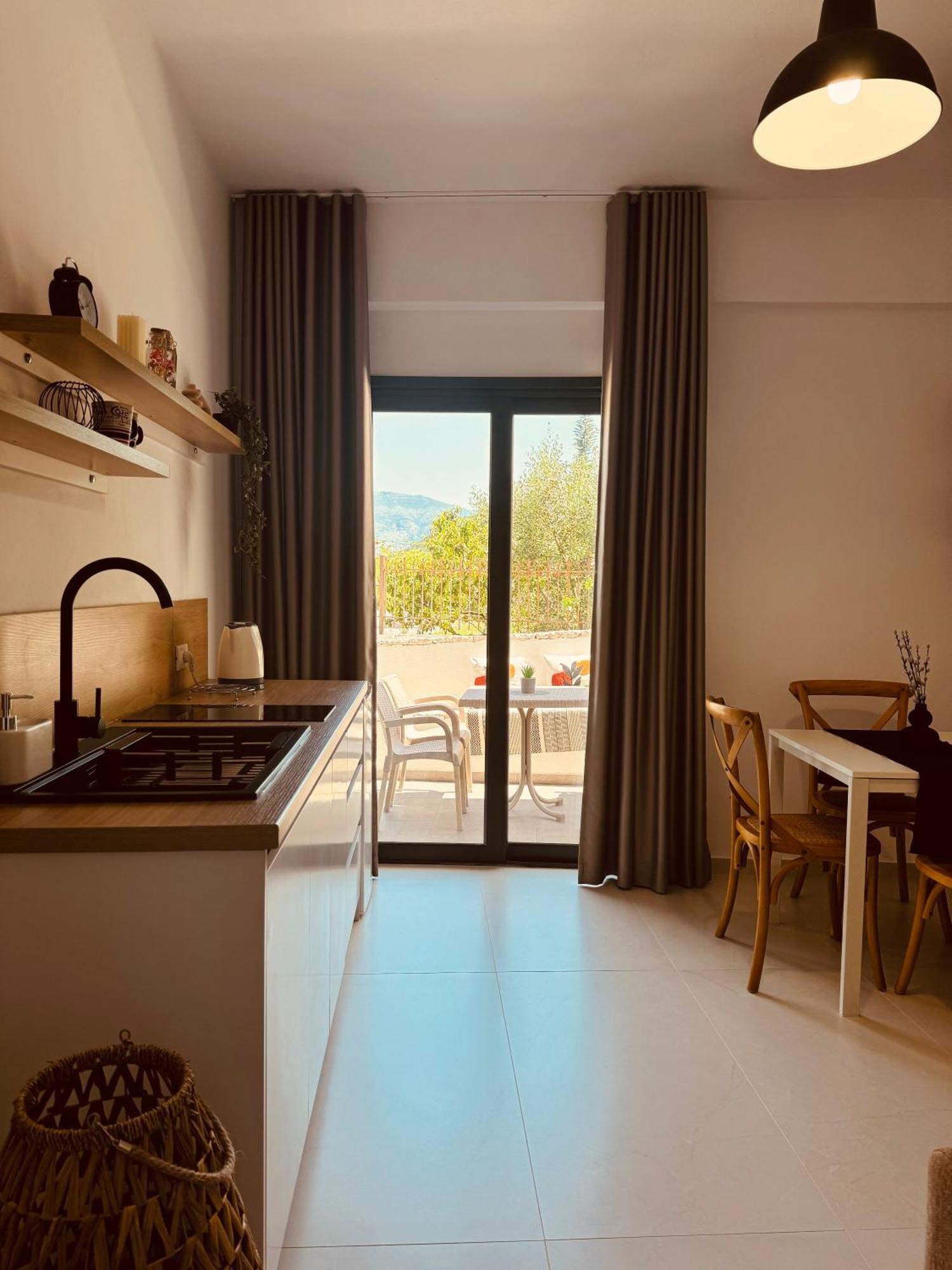 Hotel White